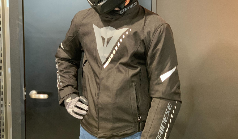 実用性とデザイン性の融合 ― VELOCE D-Dry® JACKET